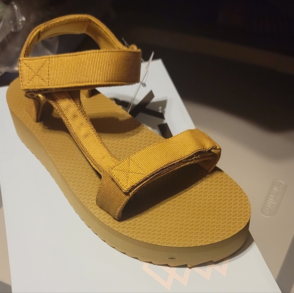 Women's Size 9 - Picture 2 of 2